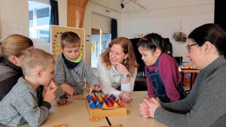 Ann-Kathrin Bruns vom Nessi-Team des Kinderhauses Wittlager Land mit Bad Essener Schülern. 