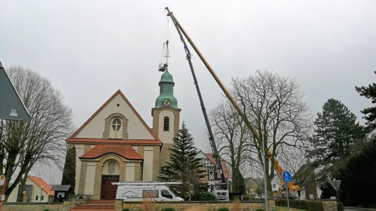 orkan-bringt-kreuz-der-kirche-in-icker-in-noz