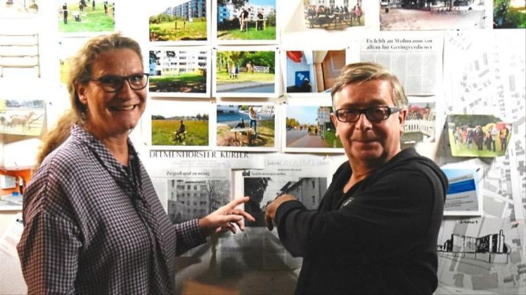 Stadtbaurätin Bianca Urban und Künstler Georg Winter vor der Planungs-Wand für den Wollepark. 