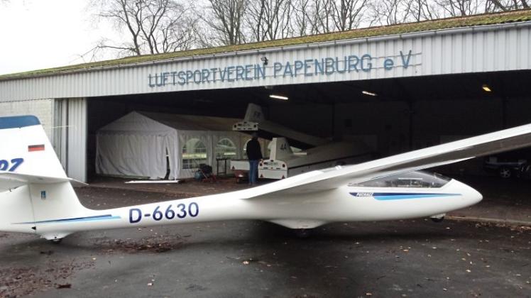 In einem Partyzelt ist derzeit die Werkstatt der Segelflieger des LSV Papenburg auf dem Flugplatz in Surwold untergebracht. Das Gebäude, in dem die Werkstatt bisher untergebracht war, ist vom Landkreis als Eigentümer der Fläche abgerissen worden. 