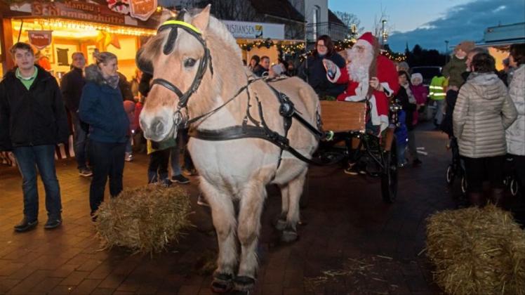 Auch in diesem Jahr wird in Bookholzberg der Weihnachtsmann erwartet. Er will mit seiner Kutsche zum Weihnachtsmarkt auf dem Kirchplatz fahren. Archivfoto: Melanie Hohmann