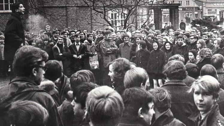Im Februar 1968 schwappte der Protest gegen höhere Busfahrpreise aus anderen Städten herüber nach Delmenhorst. Schüler demonstrierten vor dem Rathaus. Zu Krawallen kam es hier anders als in Bremen aber nicht, alle Seiten wahrten die Besonnenheit. Archivfoto: Horst Schilling