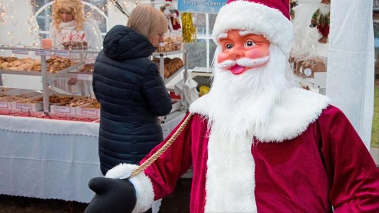 Der Weihnachtsmann schaut auch auf dem Stuhrer Weihnachtsmarkt vorbei. Archivfoto: Andreas Nistler