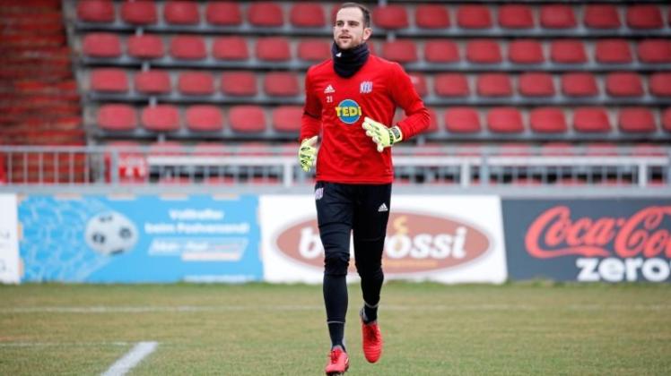 Torhüter Marius Gersbeck vom VfL Osnabrück, hier beim Aufwärmen vor dem Spiel in Würzburg, ist für das Derby gegen Preußen Münster fraglich. 