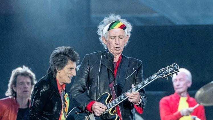 Rüstige Rentnerband: Keith Richards (vorn), Mick Jagger, Ron Wood, und Charlie Watts (v.l.) vor 67.000 Zuschauern im Berliner Olympiastadion. 