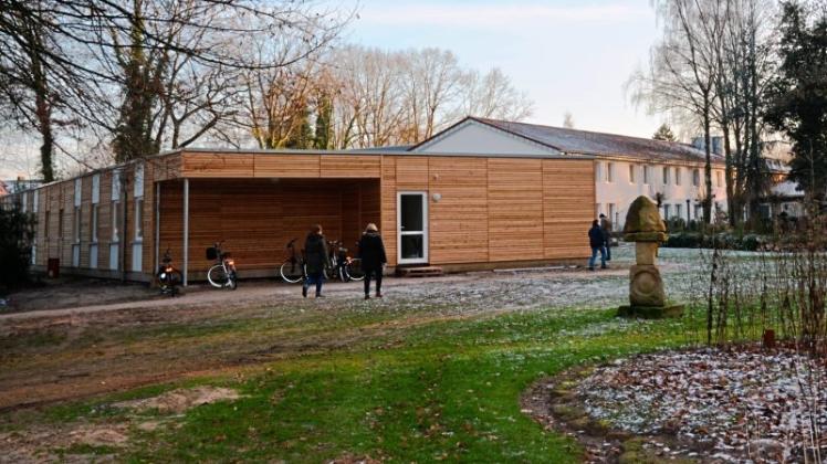 Ein Beispiel für die modularen Wohnheime in Lingen: Im Januar 2016 wurde dieses Wohnheim für Geflüchtete im Garten des LWH in LingenHolthausen fertiggestellt. 