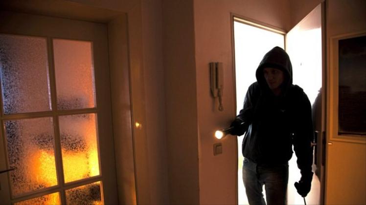 Einbrecher haben am Dienstag ein Einfamilienhaus in Delmenhorst nach Wertgegenständen durchsucht. Symbolfoto: imago/Jochen Tack