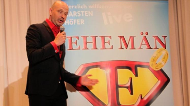 Er will kein Superheld sein: Der Kabarettist und Beziehungsexperte Carsten Höfer mit seinem Programm „Ehe-Män. Superhelden für den Hausgebrauch“. 