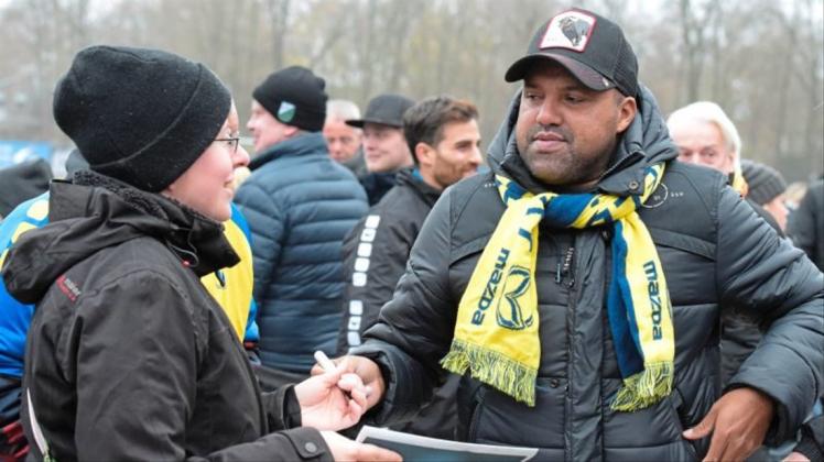 Sein Autogramm war gefragt: Der Ex-Werder-Profi Ailton besuchte am Samstag das Oberligaspiel des SV Atlas gegen den FC Hagen/Uthlede. 