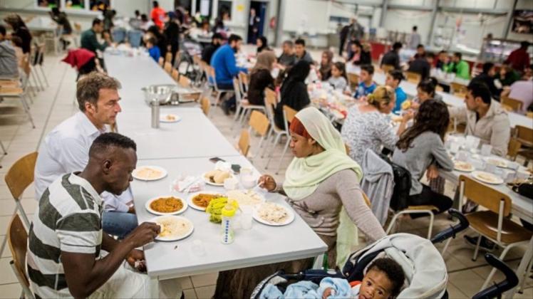 Beim Iftar-Mahl sind regelmäßig alle Interessierten eingeladen. Symbolfoto:  dpa