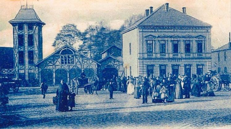Impression aus dem vorvorigen Jahrhundert: Die Postkarte von 1899 zeigt rechts das alte Rathaus. 