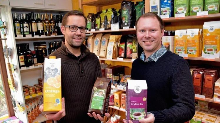Für ökologische und soziale Nachhaltigkeit setzen sich Klimaschutzmanager Lars Gremlowski (links) und Christian Siedenstrang von der Wirtschaftsförderung im Rahmen des Projektes Fairtrade-Gemeinde ein. Für ökologische und soziale Nachhaltigkeit setzen sich Klimaschutzmanager Lars Gremlowski (links) und Christian Siedenstrang von der Wirtschaftsförderung im Rahmen des Projektes Fairtrade-Gemeinde ein.