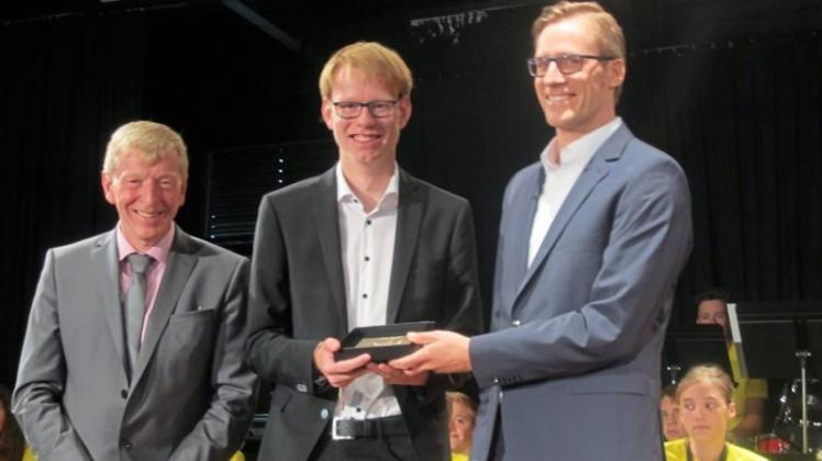 Den von der Volksbank Haselünne gestifteten Angela-Merici-Preis überreichte Bankvorstand Andreas Knief (rechts) an Niklas Hemken im Beisein von Schulleiter Norbert Schlee-Schüler (links). 