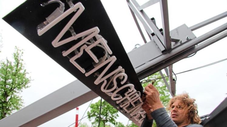 Der österreichische Künstler Erik Tannhäuser baute anlässlich des Amnesty-Treffens in Papenburg seine Lichtinstallation, den Menschenrechte-Turm auf. 