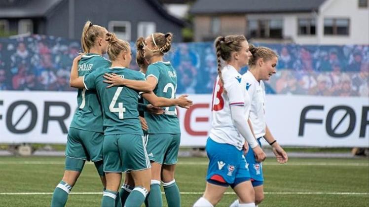 Deutschlands Fußball-Frauen feiern den Kantersieg über die Färöer. 