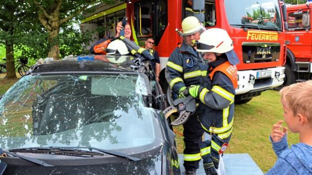 Zugucken und filmen ausnahmsweise erlaubt: Die Feuerwehr zeigte, was sie kann. Hier wird mit einer Hydraulikschere ein Auto aufgeschnitten, um Verletzte zu retten. Zugucken und filmen ausnahmsweise erlaubt: Die Feuerwehr zeigte, was sie kann. Hier wird mit einer Hydraulikschere ein Auto aufgeschnitten, um Verletzte zu retten.