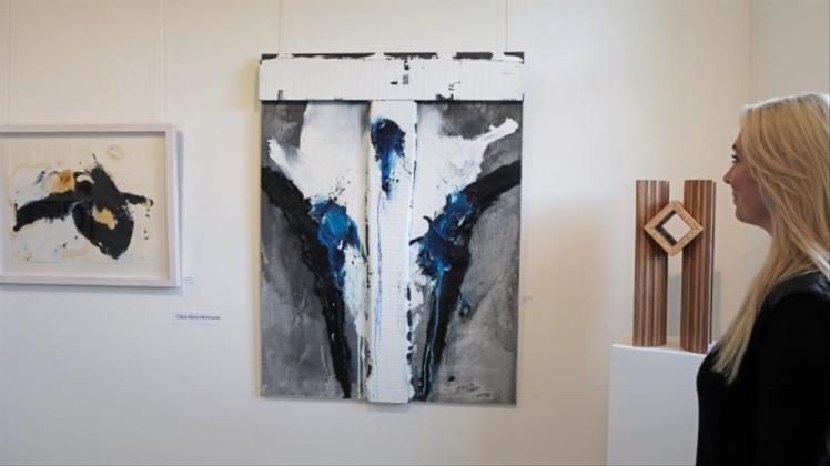 Zeitgenössische Kunst steht zum Verkauf. 