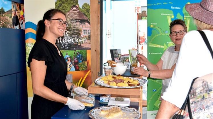 Sie informierten über die Gemeinde Ganderkesee: Pia Schulte (l.) von der Gemeindeverwaltung und Gästeführerin Annette Dick mit einer interessierten Standbesucherin auf der Landesgartenschau in Bad Iburg. Sie informierten über die Gemeinde Ganderkesee: Pia Schulte (l.) von der Gemeindeverwaltung und Gästeführerin Annette Dick mit einer interessierten Standbesucherin auf der Landesgartenschau in Bad Iburg.