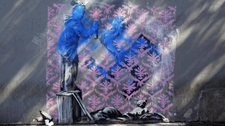 In den letzten Tagen wurden sieben Werke des Graffitikünstlers entdeckt. Darunter auch dieses, das ein Mädchen zeigt, das ein Hakenkreuz mit Tapetenmuster übermalt. Foto: dpa/Thibault Camus/AP