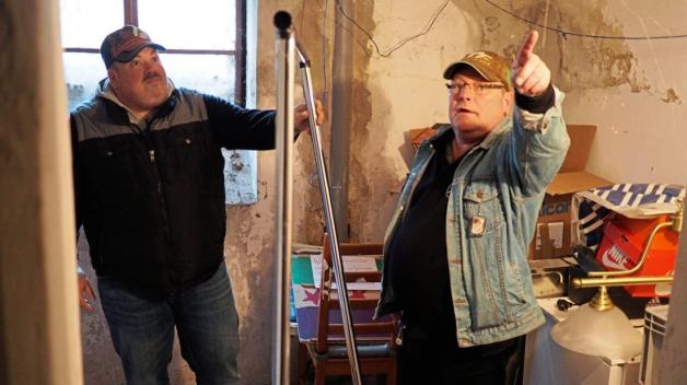 Vermüllte Keller: Marc Kemkes und Uwe Hillmann in einem Keller voller Unrat. Vermüllte Keller: Marc Kemkes und Uwe Hillmann in einem Keller voller Unrat.