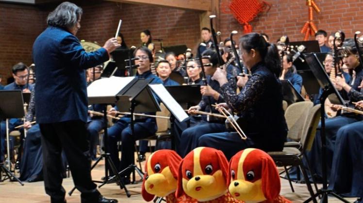 Mit fernöstlichen Klängen läutete das Shanghai Chinese Orchestra in der Gutsscheune Varrel das Jahr des Hundes ein. 