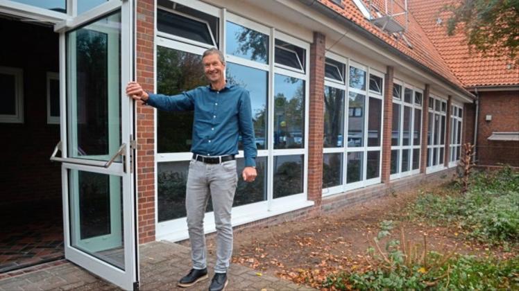 René Jonker, Leiter der Grundschule Lange Straße in Ganderkesee, freut sich über die stimmige Fensterfront und darüber, dass die Kinder künftig sicher zur Toilette gehen können, ohne quer über den offenen Schulhof laufen zu müssen. 