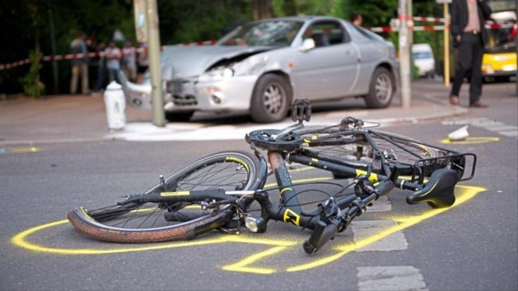 Leichte Verletzungen hat eine Radfahrerin beim Zusammenstoß mit einem Auto in Hatten erlitten. Symbolfoto: Daniel Naupold/dpa