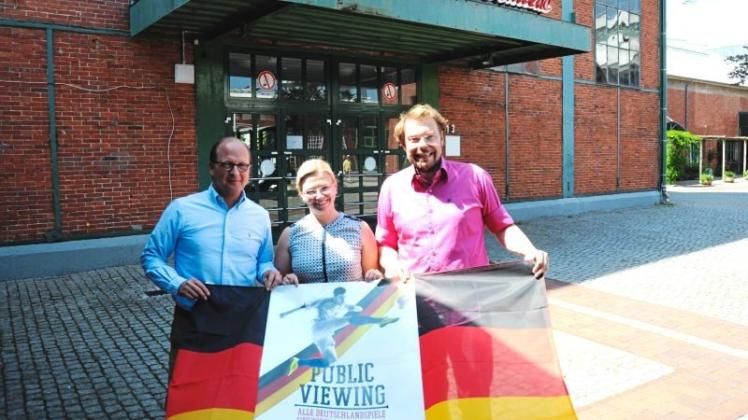Freuen sich auf die Fußball-WM: Hotel-Direktor Arne Zierow, Direktionsassistentin Martina Benten-Vaske und PMG-Eventmanager Roland Averdung (von links). 