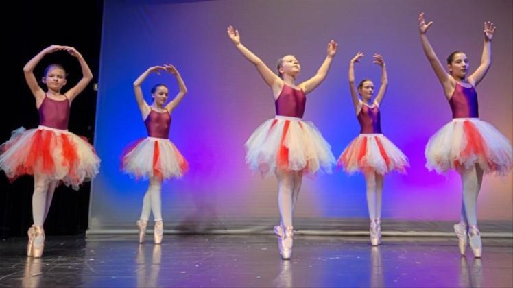 Junge Ballerinas zeigen viel Anmut und Eleganz bei der Generalprobe zur Tanzshow von Andrea Leifholz in der Neerstädter Bühne. 