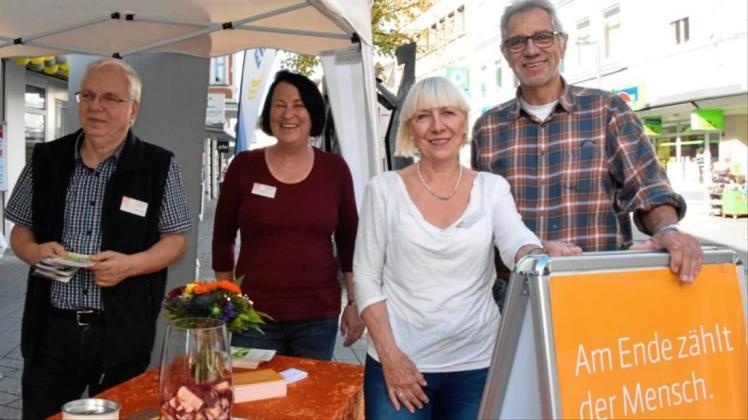 Fred Schlese, Barbara Franke Raß, Monika Roth und Jürgen Schurig haben am Samstag in der Innenstadt zum Tag des Hospizes informiert. Fred Schlese, Barbara Franke Raß, Monika Roth und Jürgen Schurig haben am Samstag in der Innenstadt zum Tag des Hospizes informiert.