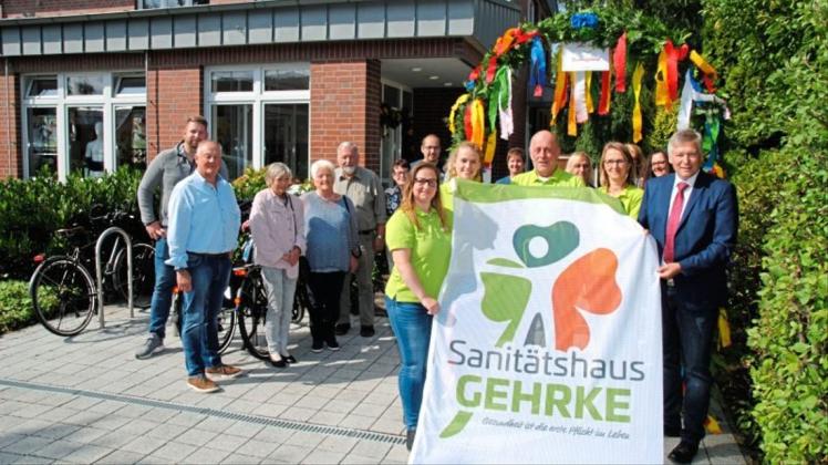 Das Sanitätshaus Gehrke hat neu eröffnet. Inhaberin Heike Gehrke (vorne, links), ihr Team und Bürgermeister Karl-Heinz Budke (rechts) freuten sich über die Gäste, die dazu an der Hauptstraße 12 in Nortrup erschienen waren. 