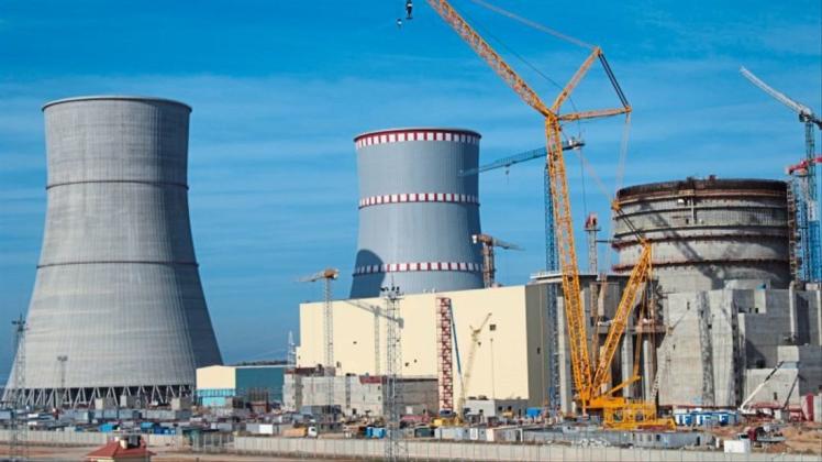 Die Kühltürme und ein Reaktorblock des Atomkraftwerks Ostrowez. Nur wenige Kilometer von der Grenze zu Litauen und damit zur EU entfernt soll 2019 das erste weißrussische Atomkraftwerk den Betrieb aufnehmen. 