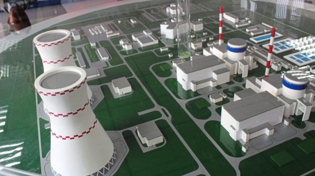 Besucher schauen sich im Informationszentrum in Ostrowez ein Modell des Atomkraftwerkes an. Nur wenige Kilometer von der Grenze zu Litauen, und damit zur EU entfernt, soll 2019 das erste weißrussische Atomkraftwerk in Betrieb gehen. 