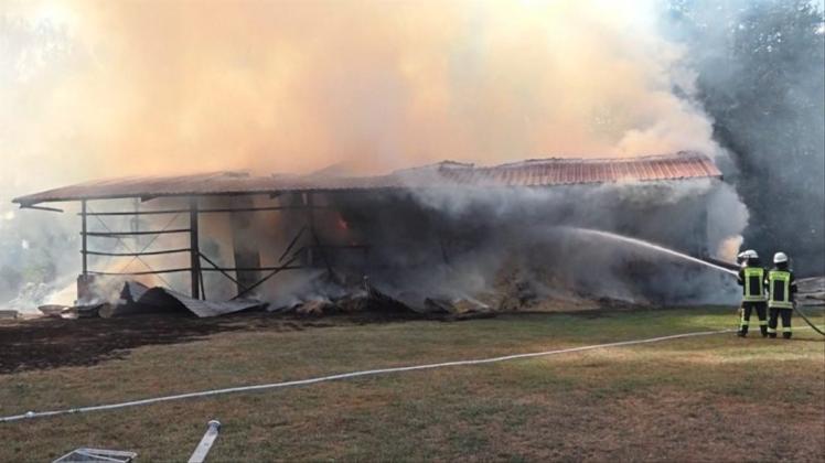 Die Feuerwehr ist am Montagnachmittag zu einem Scheunenbrand in Sage gerufen worden. Das Gebäude brannte vollständig ab. 