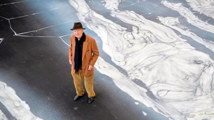 Mitten im Kunstwerk: Georg Baselitz auf einem etwa 20x10 Meter großen Bühnenhintergrund der Wagner-Oper „Parsifal“. 