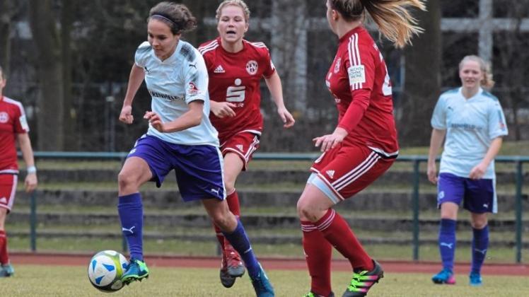 Mussten mit einem 0:0 gegen BW Hohen Neuendorf zufrieden sein: die Zweitliga-Fußballerinnen des TV Jahn Delmenhorst um Anna Mirbach (links). 