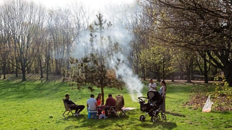Im Wollepark wird bei den sommerlichen Temperaturen auch gerne mal mit der Familie und Freunden gegrillt. Ab sofort ist das Grillen in städtischen Grünanlagen verboten. 