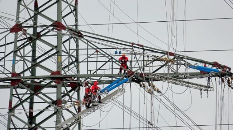 Die Freileitungen werden an bis zu 60 Meter hohe Masten gehängt. Symbolfoto: dpa