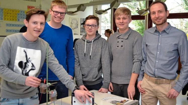 Sie haben an den Projekttagen einen Lithium-Ionen-Akku gebaut: (v. l.) Maxe-Schüler Albert Krüger, Tom Weelborg, Sascha Cordes und Phillip Richter mit Lehrer Torben Ormandy. 