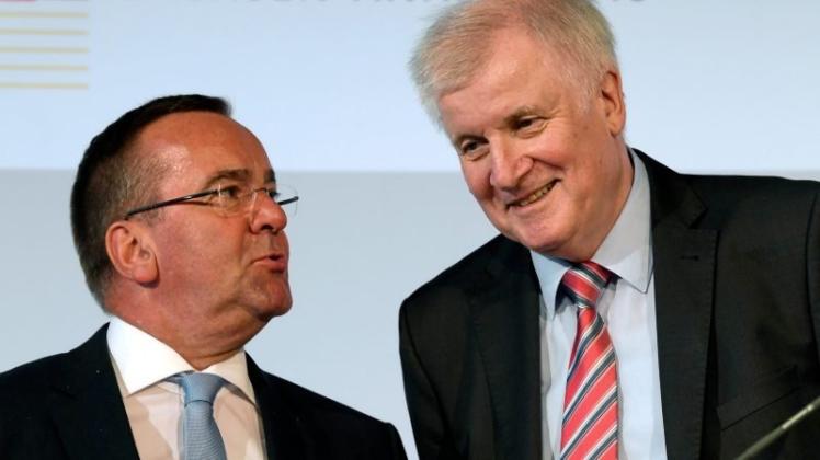 Boris Pistorius (li.) und Horst Seehofer zeigten sich zufrieden mit der Innenministerkonferenz. Die SPD-geführten Länder um Pistorius konnten dem Bundesinnenminister Zugeständnisse abtrotzen. 