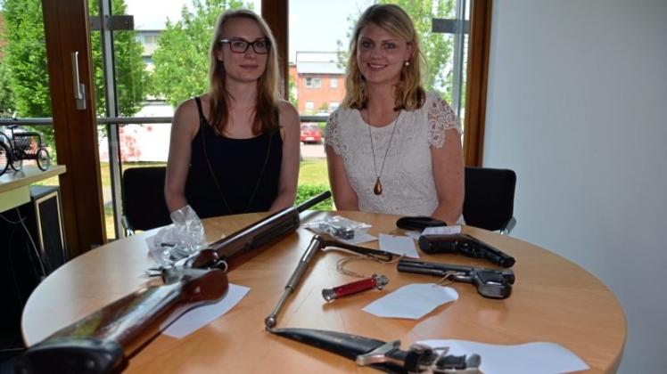 Im Rathaus sammeln Anna-Lena Tschöke (links) und Carolin von Wahlde Waffen ein, die im Rahmen der Waffenamnestie abgegeben worden sind. Hier präsentieren sie eine kleine Auswahl. Foto:Heiner Beinke