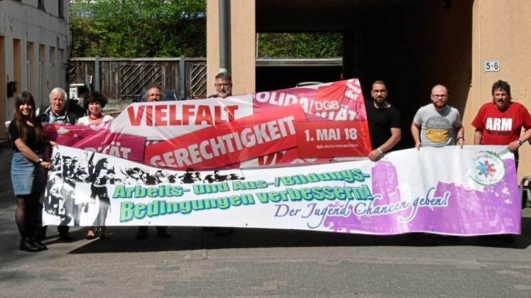 Mitglieder des DGB und des Delmenhorster Jugendbündnis freuen sich auf Maikundgebung. 
