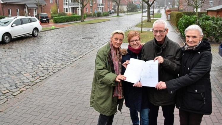 Sylvia Popken, Paul und Carmen Janßen sowie Barbara Wartberg (v.l.) sind vier der rund 40 Anwohner, die den Ausbau der Gehwege an der Willy-Brandt-Allee verhindern wollen. 