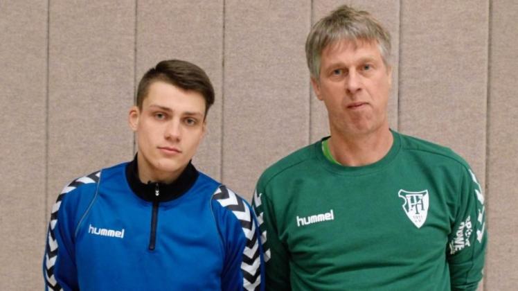 Neuzugang für die TS Hoykenkamp: Der Handball-Verbandsligist hat den 20-jährigen Litauer Deivas Eidukonis (links) verpflichtet. Das freut Trainer Adrian Hoppe. 