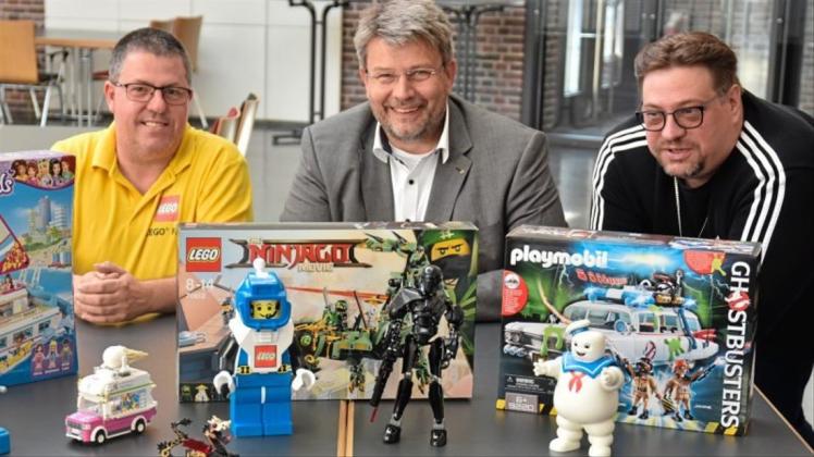 Von Vintage-Playmobil vergangener Jahrzehnte bis zur aktuell angesagten Ninjago-Welt: Harry Schunk (v. li.), dwfg-Chef Axel Langnau und Matthias Grebe versprechen für die Lego- und Playmobilbörse viel Abwechslung. Von Vintage-Playmobil vergangener Jahrzehnte bis zur aktuell angesagten Ninjago-Welt: Harry Schunk (v. li.), dwfg-Chef Axel Langnau und Matthias Grebe versprechen für die Lego- und Playmobilbörse viel Abwechslung.