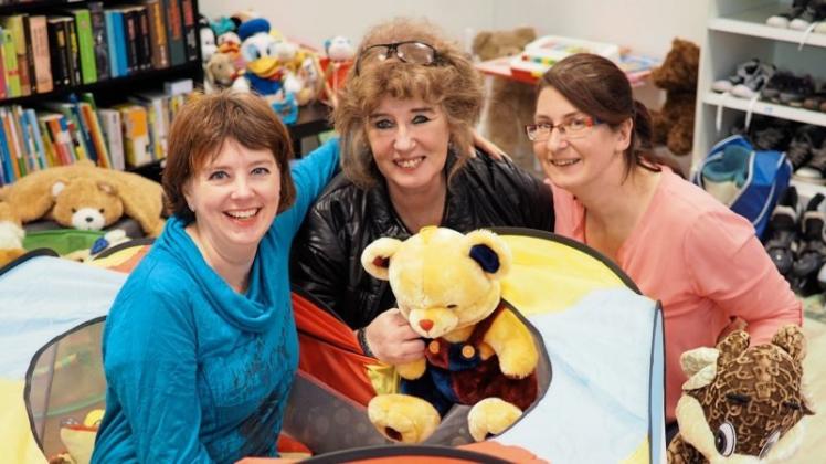 Tanja Berger, Britta Burke und Kirsten Masala-Stalinski vom Vorstand von Stars for Kids helfen Familie Reinhardt. 