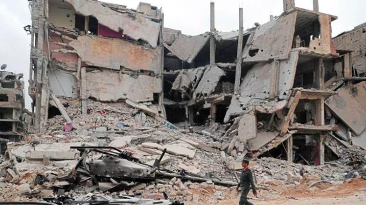 Durch Luftangriffe stark zerstörte Gebäude in Syrien. Im Osten des Landes sind Dutzende Kämpfer bei einem Bombardement ums Leben gekommen. 