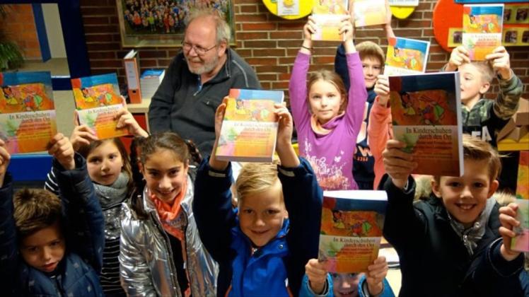 Junge Autoren mit ihren frischgedruckten Büchern. Hinten links Geest-Verlag-Verleger Aalfred Büngen Junge Autoren mit ihren frischgedruckten Büchern. Hinten links Geest-Verlag-Verleger Aalfred Büngen