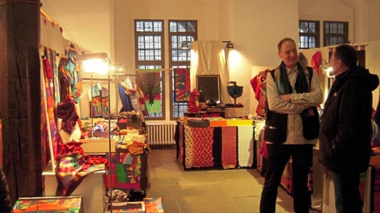 Der Besuch der bunten Welt der handgefertigten Unikate in der Unteren Rathaushalle gehört für viele Bremer zu den Traditionen in der Adventszeit. 