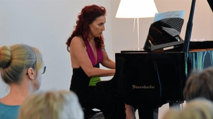 Musik und Wissenschaft im Zusammenspiel: Pianistin Claudia Birkholz liefert beim „Science Konzert“ im HWK mit kurzen Stücken die Vorlage für neurowissenschaftliche Erläuterungen. 